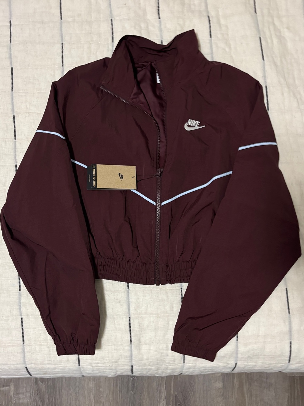 Nike sportswear windrunner women’s woven jacket in burgundy/L blue stripe